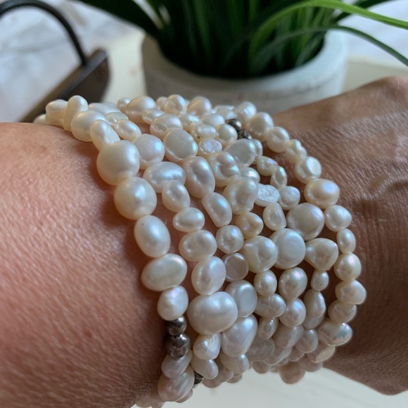 Silpada Jewelry - 7 Silpada freshwater pearl stretch bracelets.